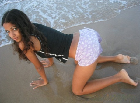 Barefoot Brazilian girl Polliana lifts up her tank top while at the beach 18350654